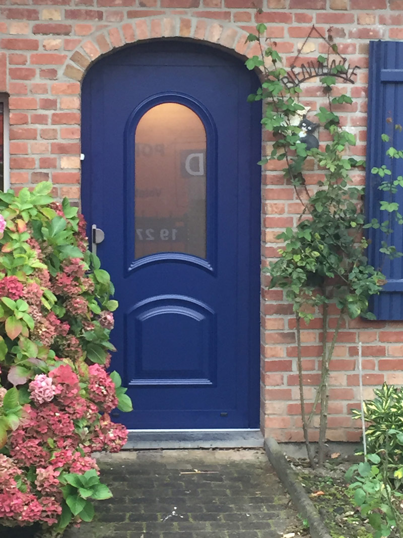 pose de porte bleue classique et originale
