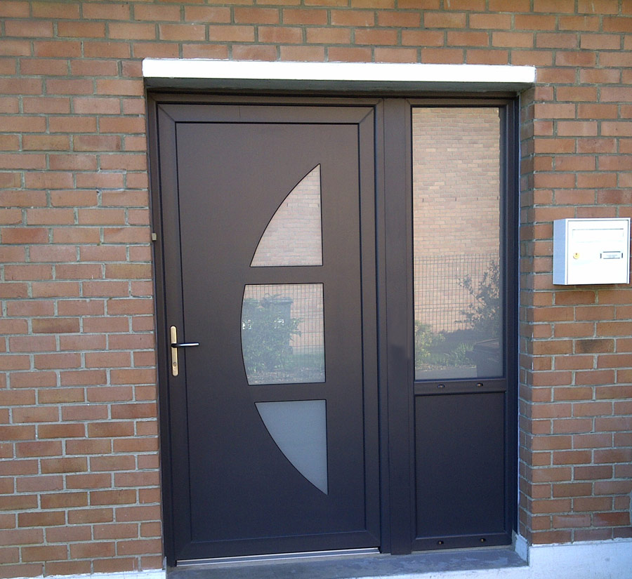 belle porte d'entrée avec palier en ciment