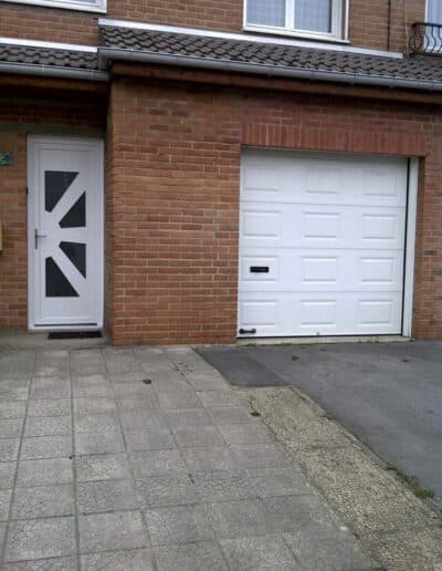 portes blanches entrée et garage