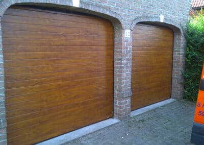 deux portes de garage marron
