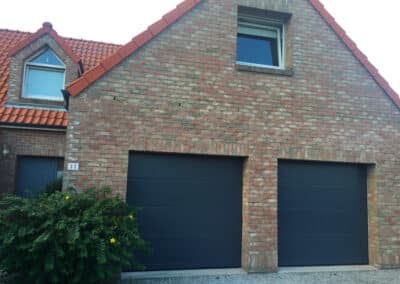 deux portes de garage même couleur