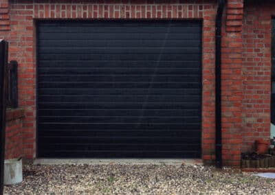 porte de garage noire élégante
